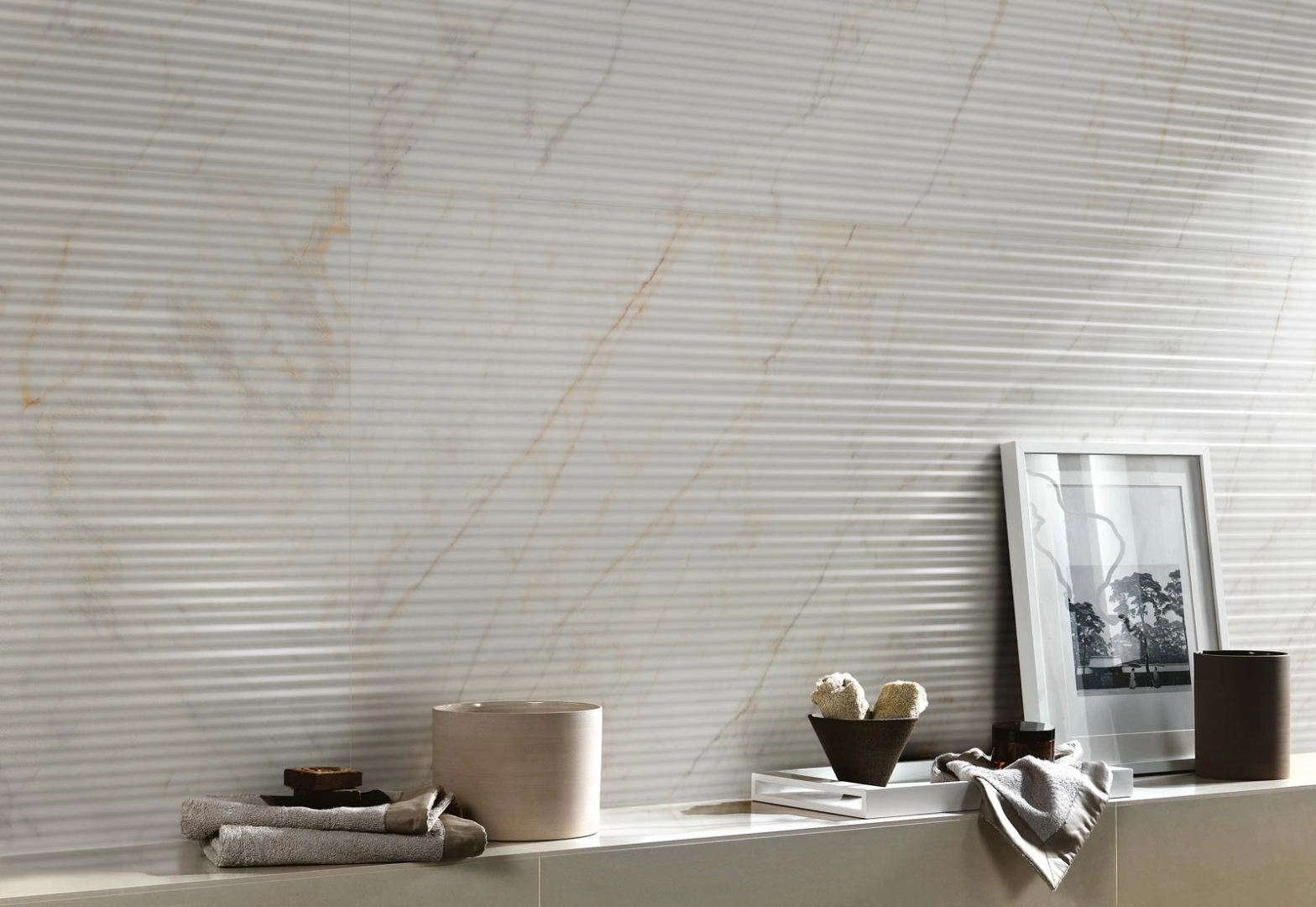 Marazzi Magnifica gres o efekcie marmuru w nowoczesnym apartamencie
