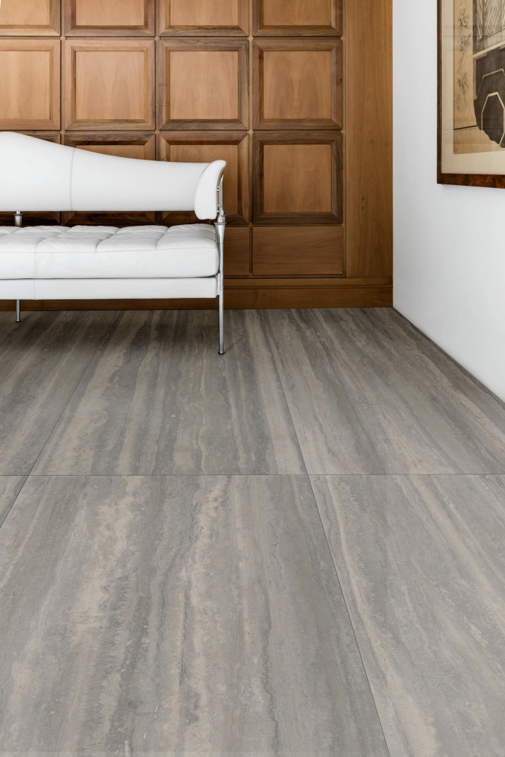 Płytki gresowe Marazzi Mystone Travertino efekt kamień naturalny w salonie utrzymanym w jasnych tonach