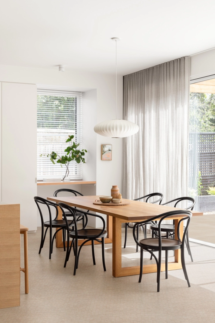 Płytki Marazzi Slow efekt terakota w salonie z otwartą kuchnią