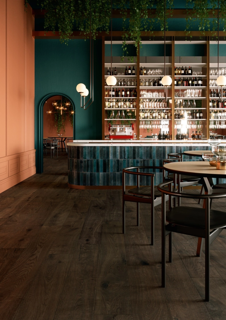 Płytki gresowe Marazzi Vero efekt drewno w eleganckim salonie z dużymi przeszkleniami