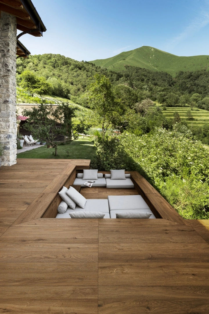 Gres porcelanowy Marazzi Vero drewno w jasnym salonie z naturalnym światłem