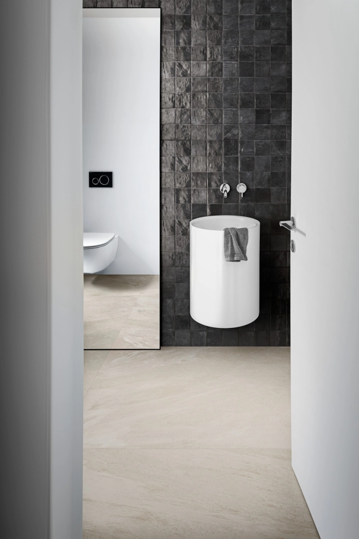 Płytki Marazzi Mystone Ardesia efekt kamień naturalny w nowoczesnej aranżacji salonu