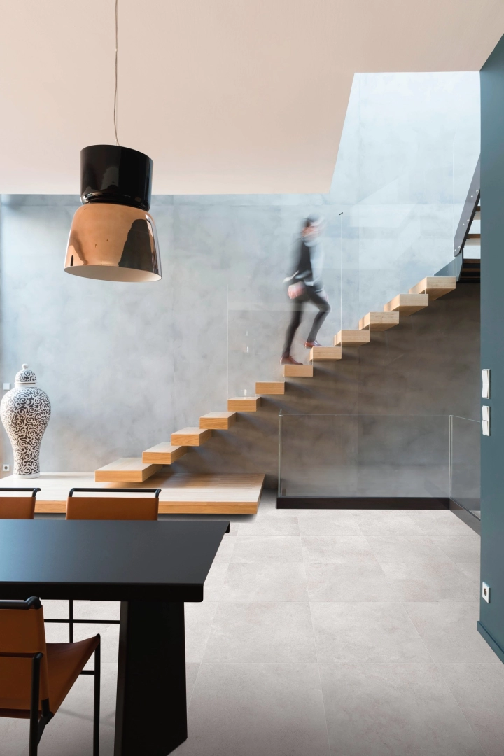 Marazzi Stream – gres imitujący kamień naturalny w jasnym salonie w stylu skandynawskim