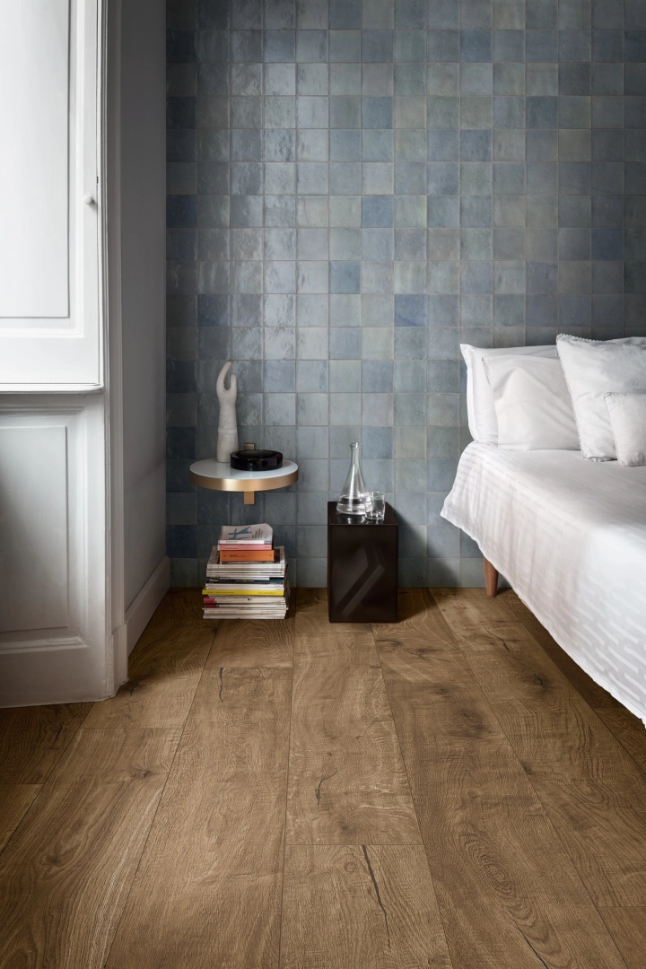 Płytki Marazzi Zellige imitujące kolor w eleganckim holu i salonie