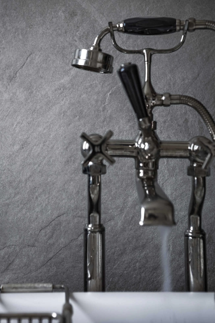 Płytki Marazzi Mystone Ardesia efekt kamień naturalny w salonie z otwartą kuchnią
