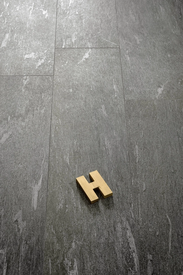 Płytki Marazzi Mystone Pietra DI Vals imitujące kamień naturalny w eleganckim holu i salonie