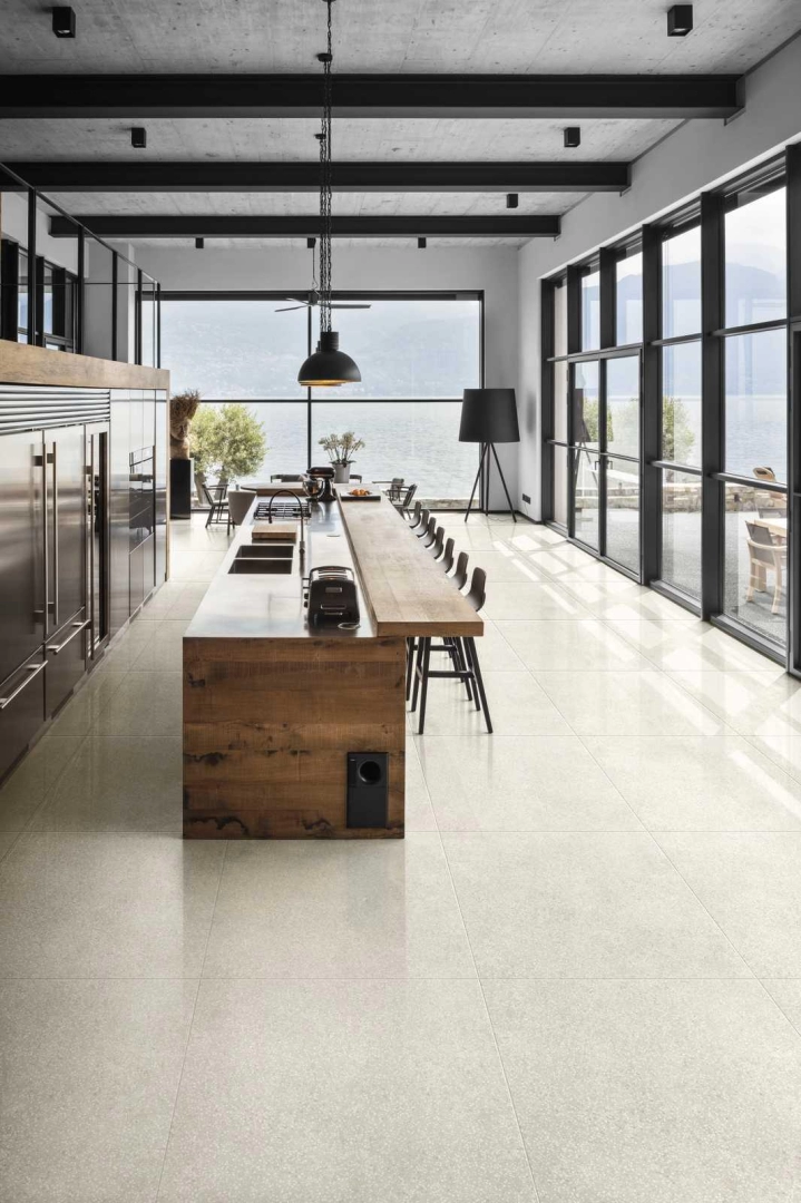 Marazzi Art gres o efekcie terrazzo na podłodze w nowoczesnym domu