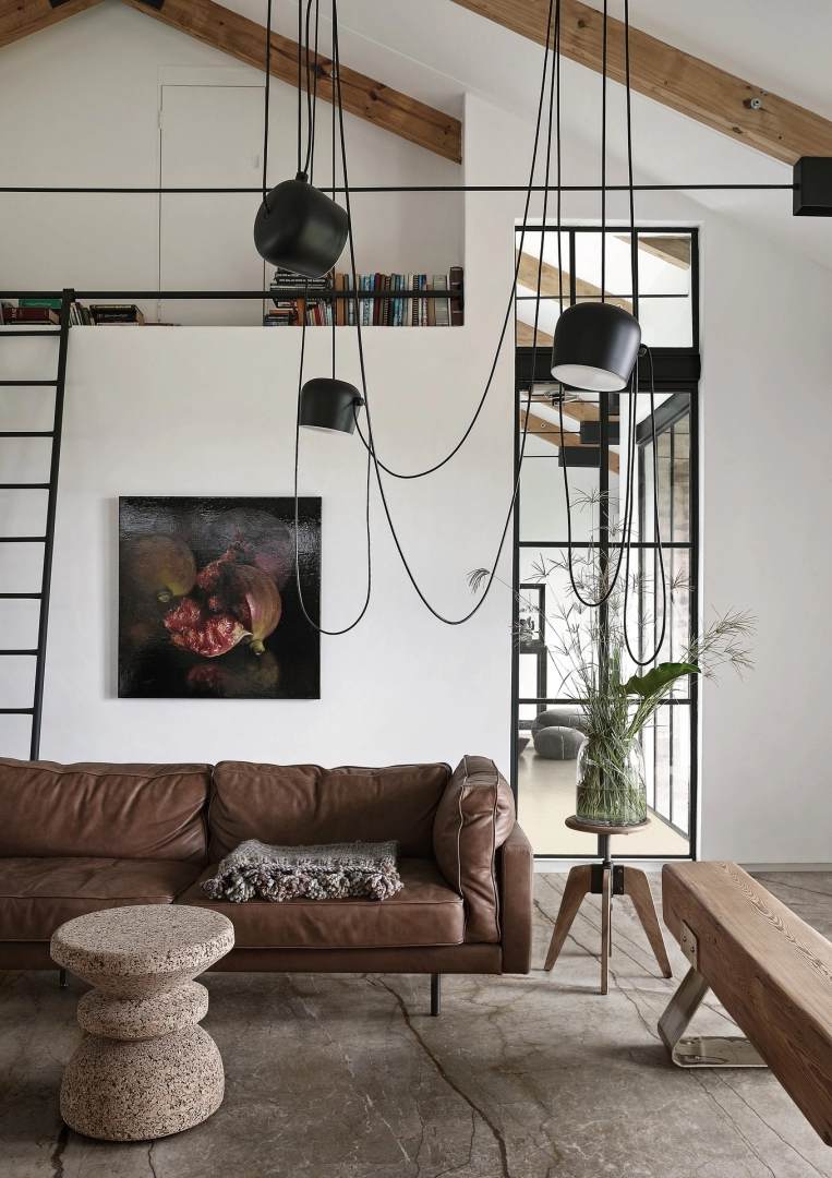 Wielkoformatowy gres Marazzi Grande Stone Look efekt kamień naturalny w salonie z kominkiem