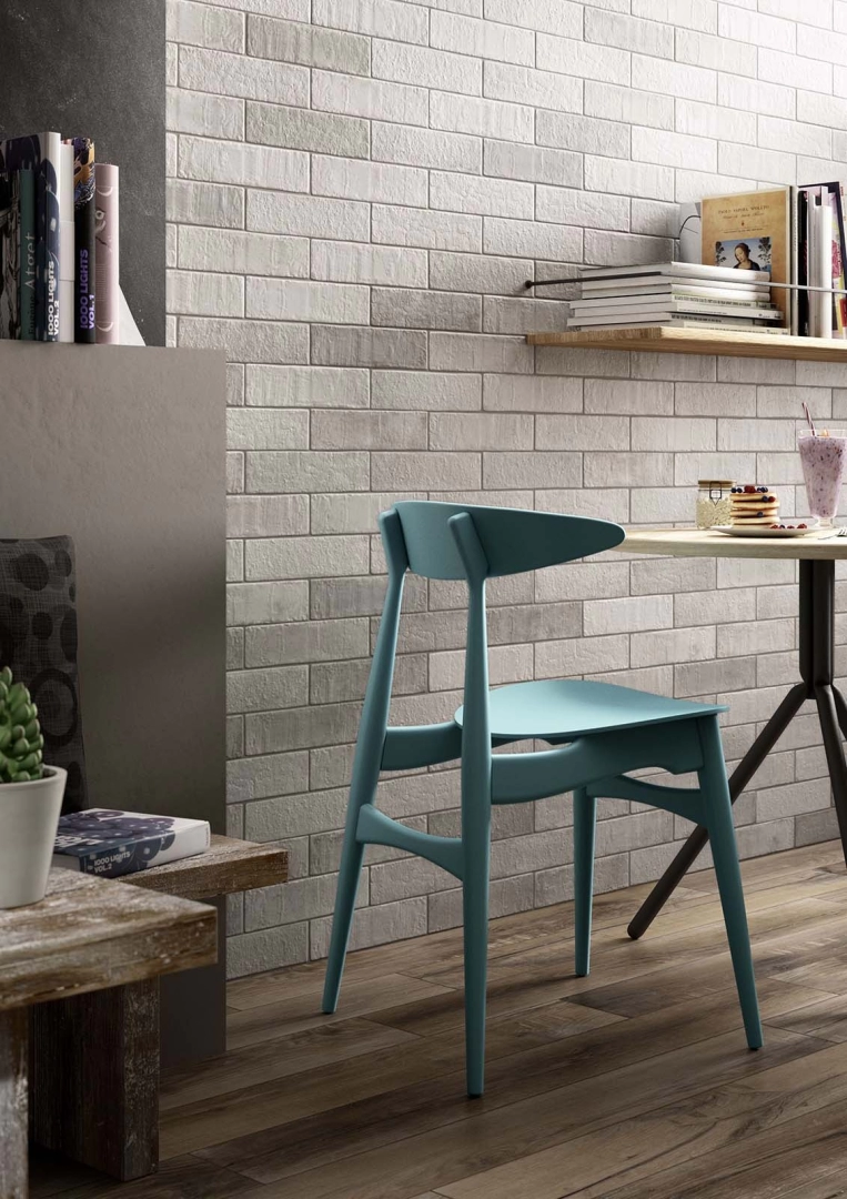Marazzi Terramix – gres imitujący cegłę w jasnym, przestronnym salonie