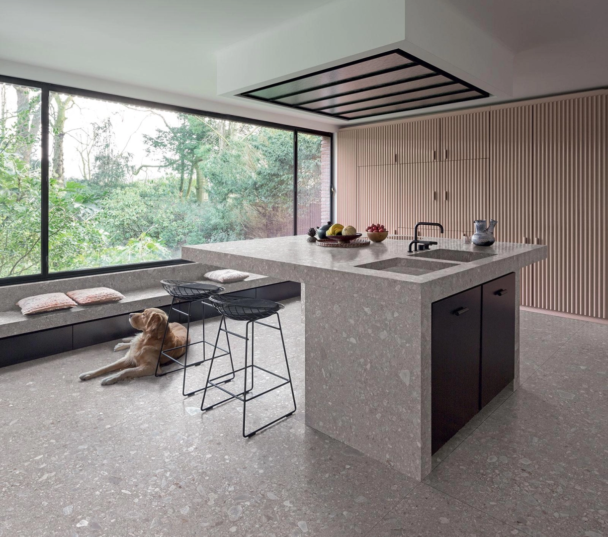 Marazzi Grande Stone Look – gres imitujący kamień naturalny w luksusowej strefie dziennej