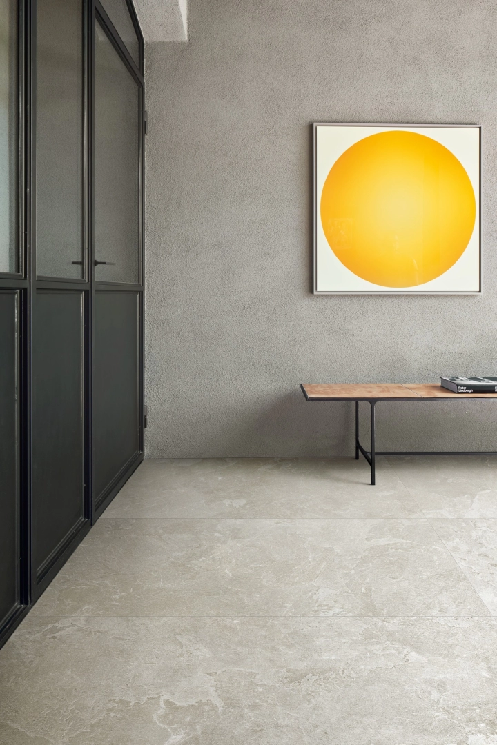 Płytki Marazzi Mystone Pietra Ligure imitujące kamień naturalny w eleganckim holu i salonie