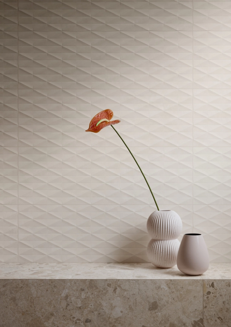 Płytki Marazzi Chill efekt żywica w nowoczesnej aranżacji salonu