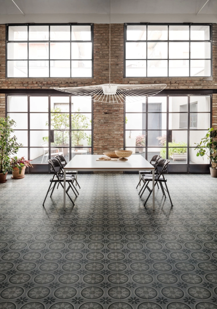 Wielkoformatowy gres Marazzi D_segni Blend efekt kolor w salonie z kominkiem