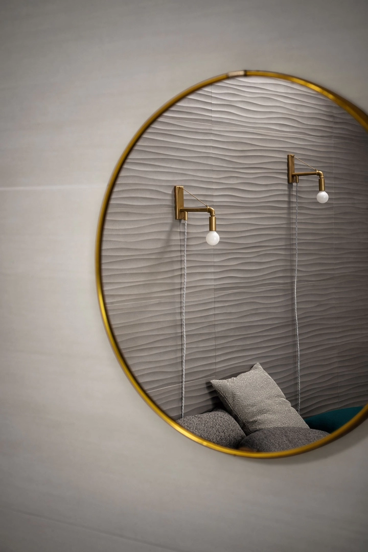 Płytki Marazzi Materika efekt beton w salonie z otwartą kuchnią
