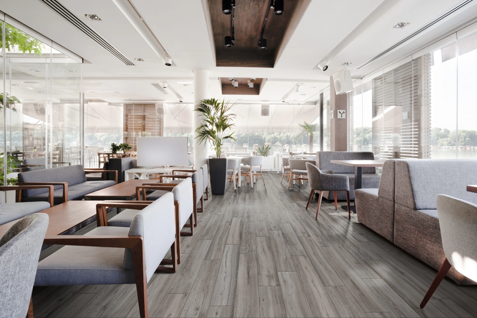 Marazzi Treverkheart – gres imitujący drewno w jasnym, przestronnym salonie