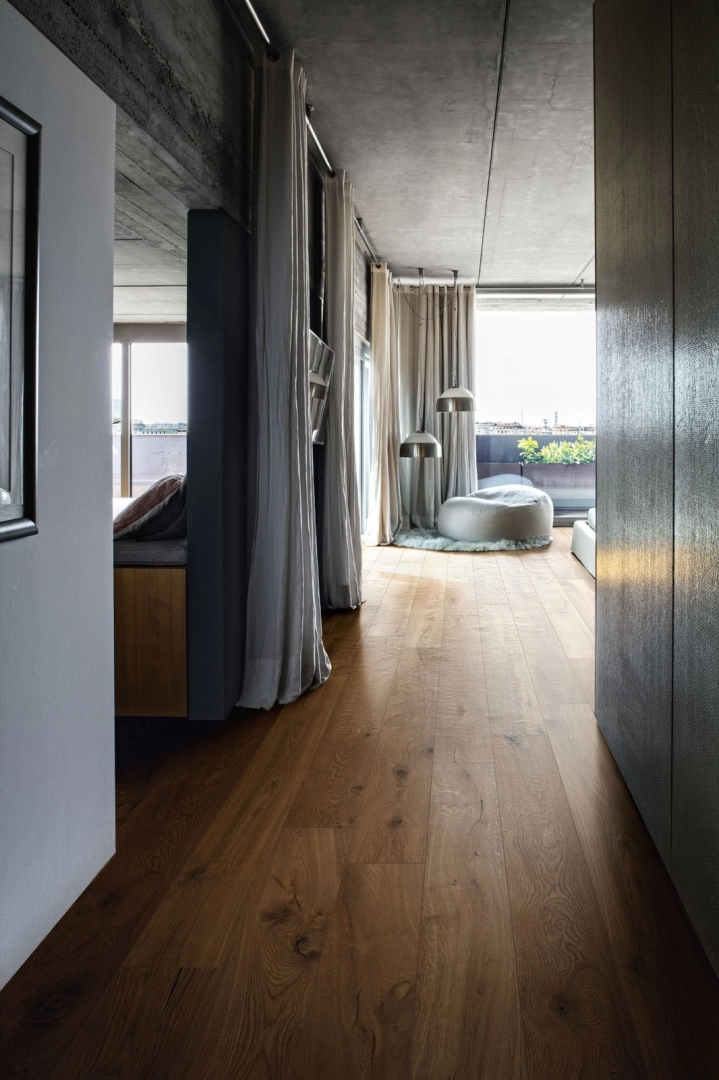 Wielkoformatowy gres Marazzi Vero efekt drewno w eleganckiej strefie dziennej