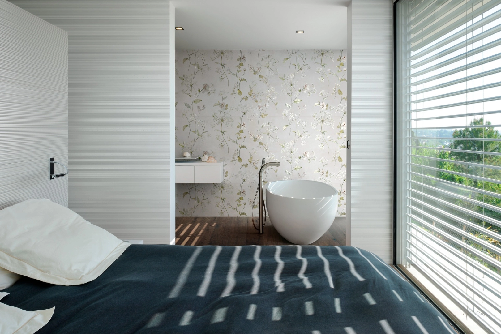 Gres Marazzi White Deco efekt kolor w minimalistycznym salonie