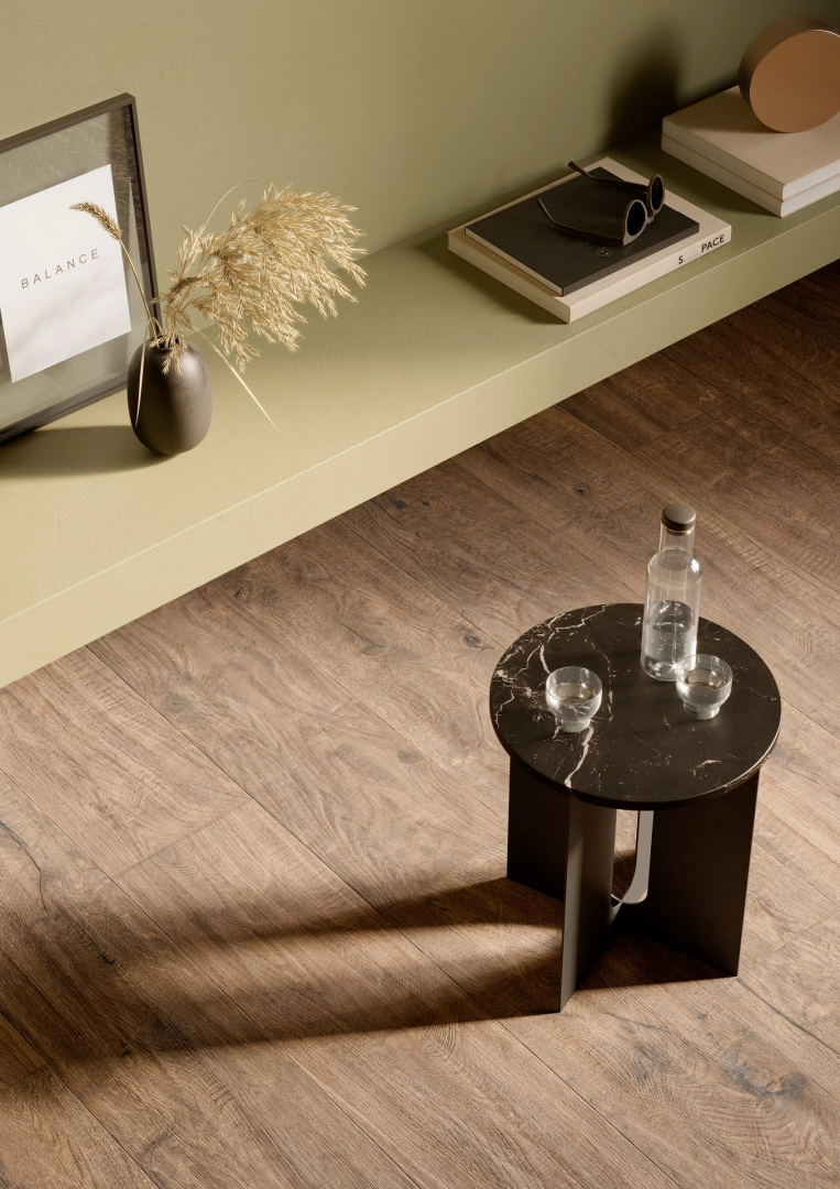 Marazzi Vero gres o efekcie drewna w eleganckim salonie w odcieniach beżu