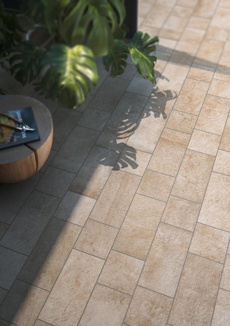 Marazzi Pietra Occitana – gres imitujący kamień naturalny w jasnym, przestronnym salonie