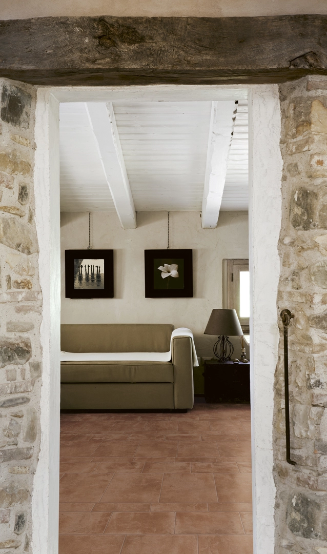 Marazzi Cotti D'italia gres o efekcie terakoty w nowoczesnym apartamencie