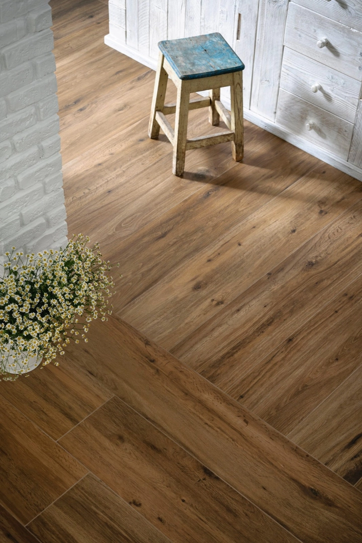 Marazzi Treverktrend gres o efekcie drewna na podłodze w nowoczesnym domu