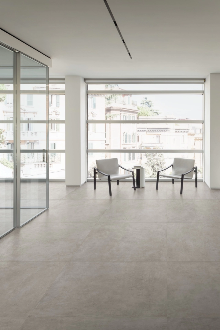 Gres porcelanowy Marazzi Plaza beton w minimalistycznym wnętrzu