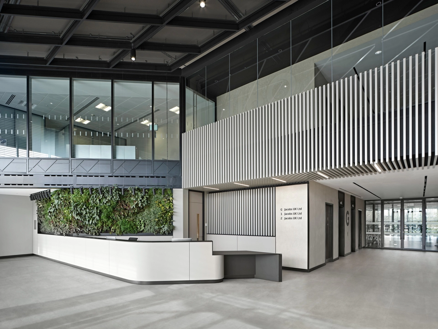 Płytki Marazzi Slow Cold efekt terakota w salonie z otwartą kuchnią