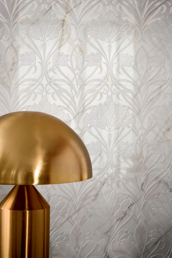 Wielkoformatowy gres Marazzi Allmarble Wall efekt marmur w salonie z kominkiem