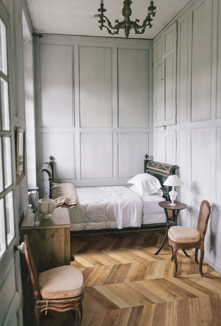 Marazzi Treverksoul – gres imitujący drewno w jasnym, przestronnym salonie