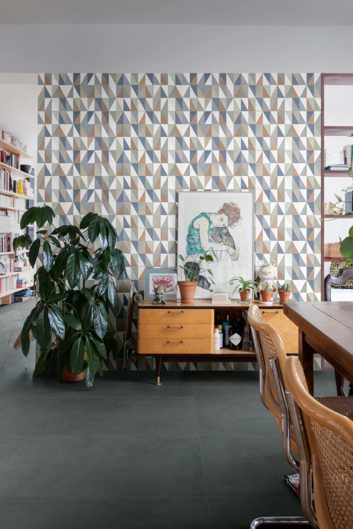Marazzi Racconti – gres imitujący kamień naturalny w jasnym, przestronnym salonie