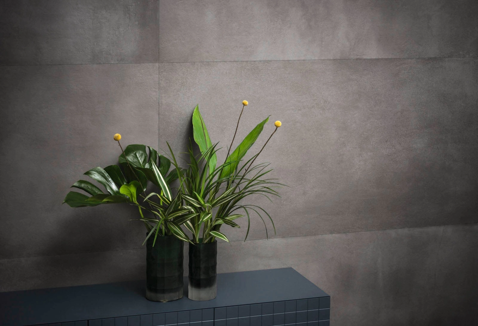 Płytki Marazzi Powder efekt beton w salonie z otwartą kuchnią