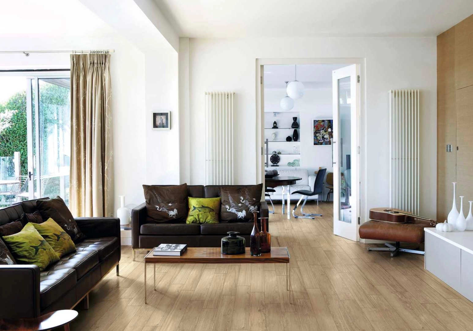 Marazzi Treverklook gres o efekcie drewna na podłodze w nowoczesnym domu