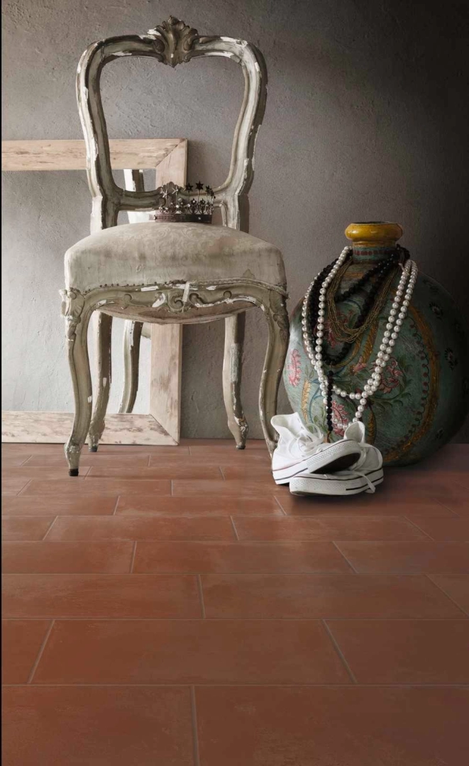 Płytki Marazzi Cotti D'italia imitujące terakotę w eleganckim holu i salonie