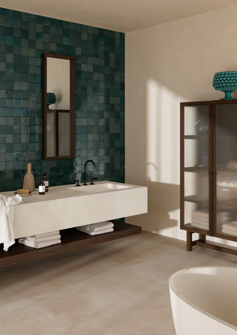 Marazzi Lume gres o efekcie cegły w eleganckim salonie z miękkimi tkaninami