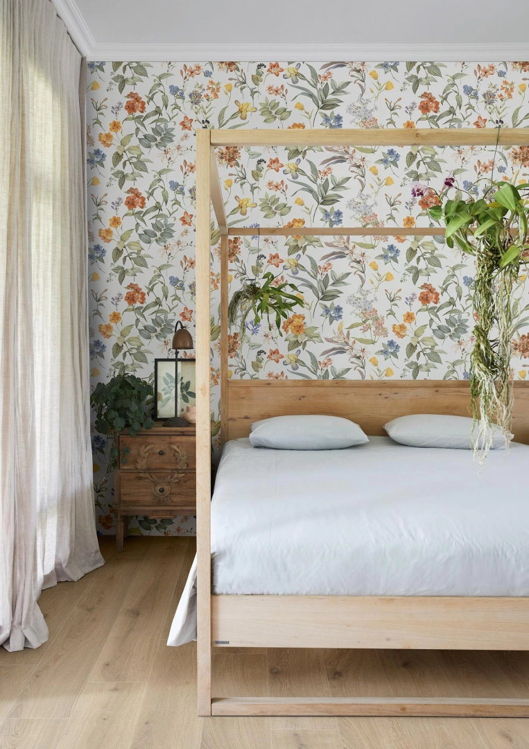 Wielkoformatowy gres Marazzi White Deco efekt kolor w salonie z widokiem na ogród