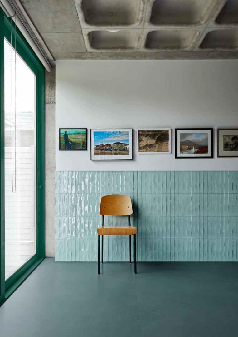 Marazzi Luz gres o efekcie cegły w nowoczesnym apartamencie