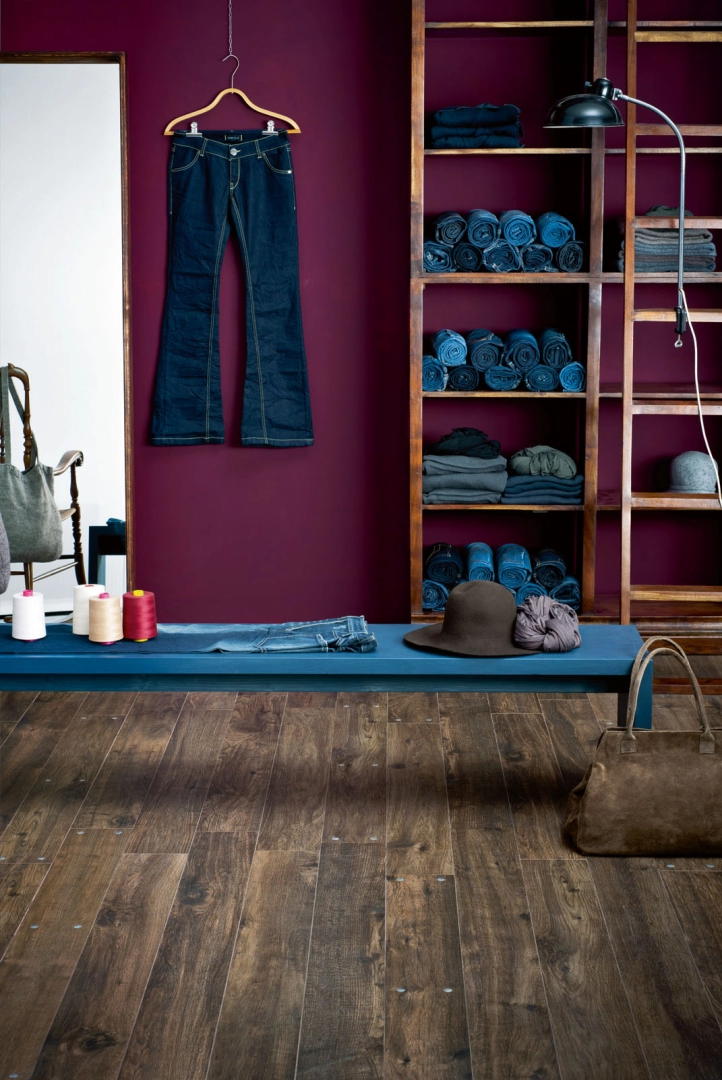 Gres porcelanowy Marazzi Treverkhome drewno w minimalistycznym wnętrzu