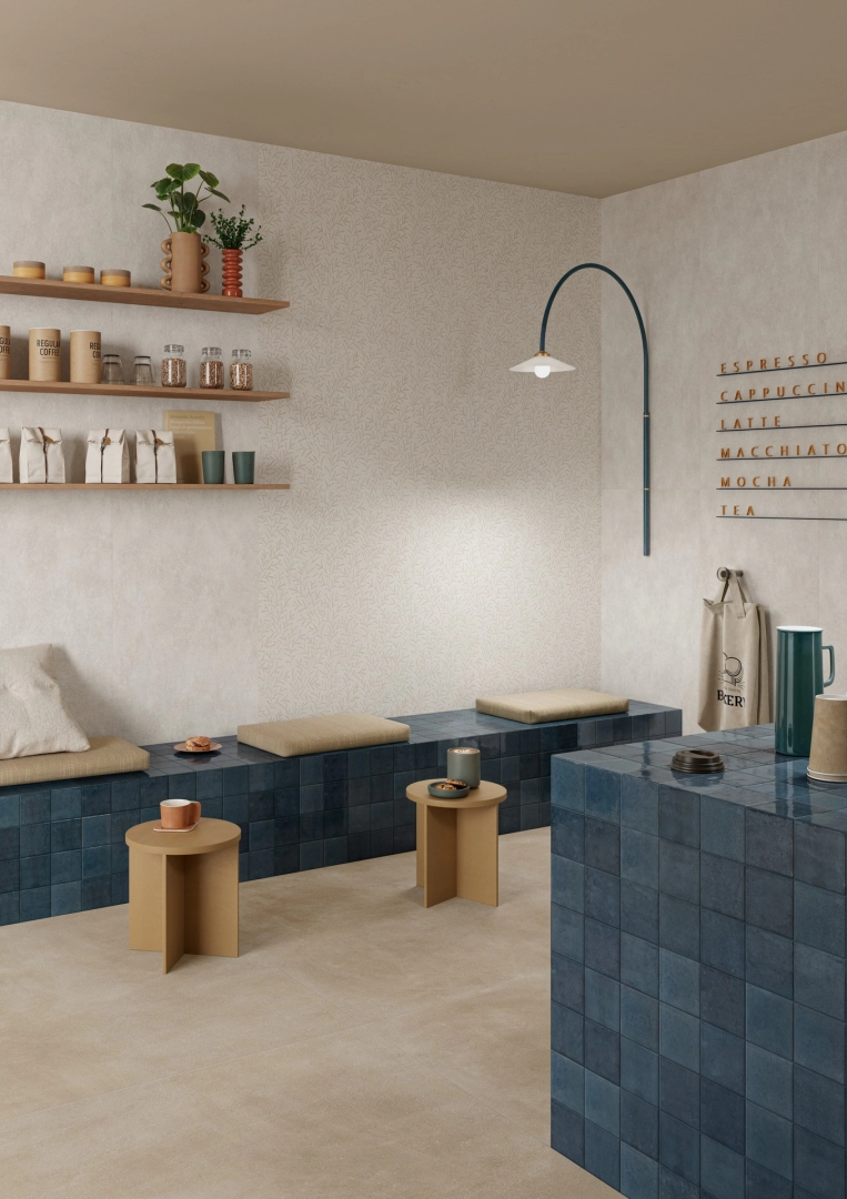 Gres porcelanowy Marazzi Lume cegła w salonie z designerskim kominkiem
