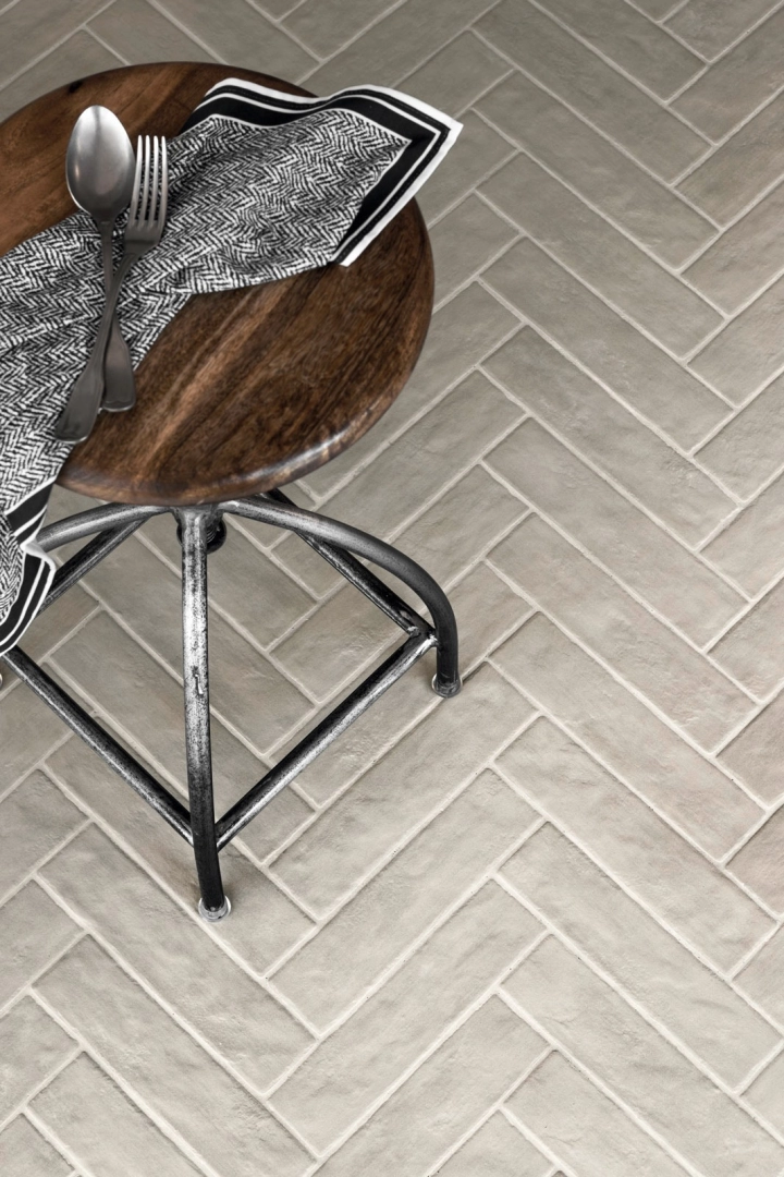 Marazzi Bricco – gres imitujący cegłę w jasnym salonie w stylu skandynawskim