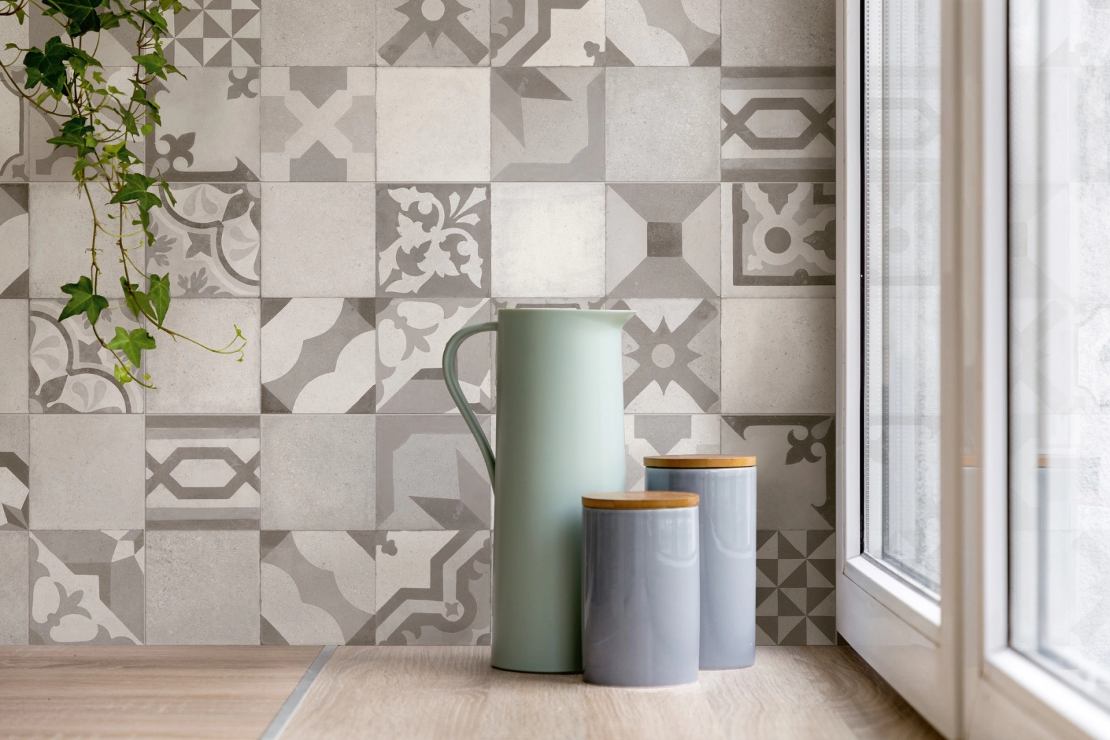 Marazzi Work – gres imitujący beton w jasnym, przestronnym salonie