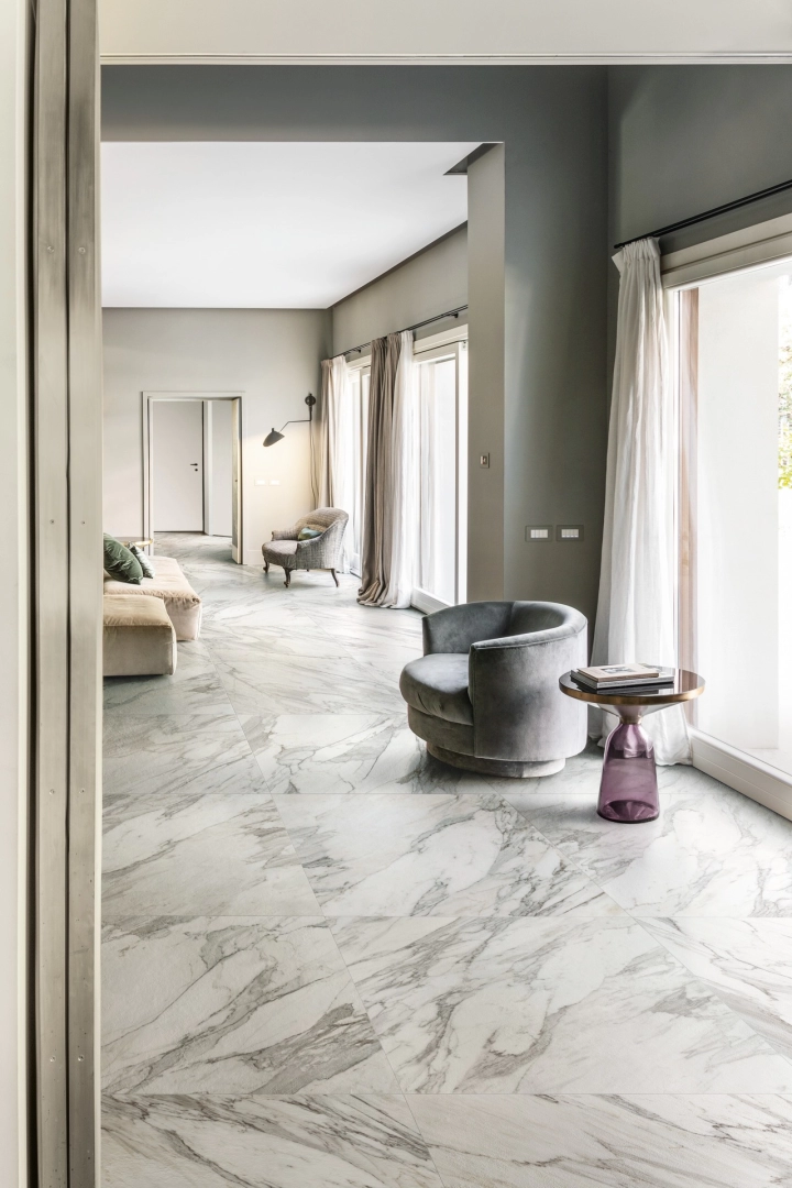 Gres porcelanowy Marazzi Fabula marmur w minimalistycznym wnętrzu