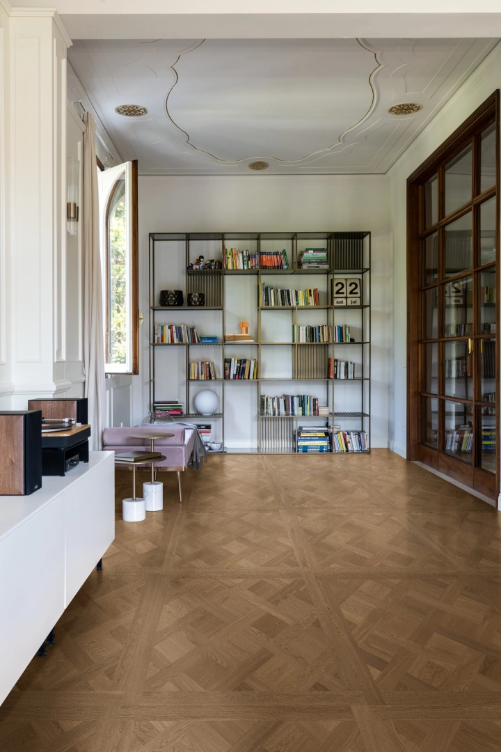 Płytki gresowe Marazzi Intrecci efekt drewno w nowoczesnym salonie z drewnianymi akcentami