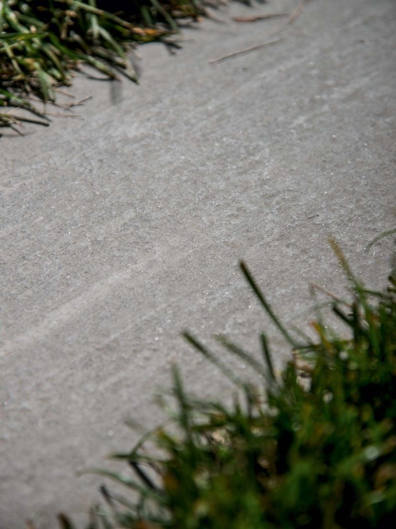 Marazzi Mystone Pietra DI Vals gres o efekcie kamienia naturalnego w nowoczesnym apartamencie