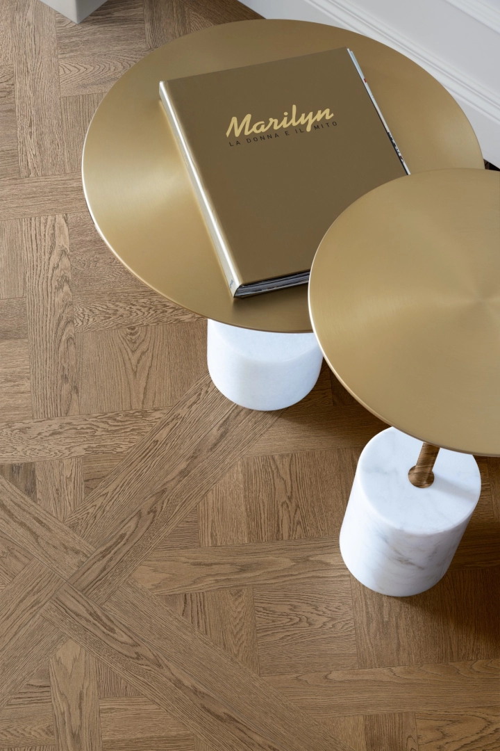 Płytki Marazzi Intrecci efekt drewno w salonie z otwartą kuchnią