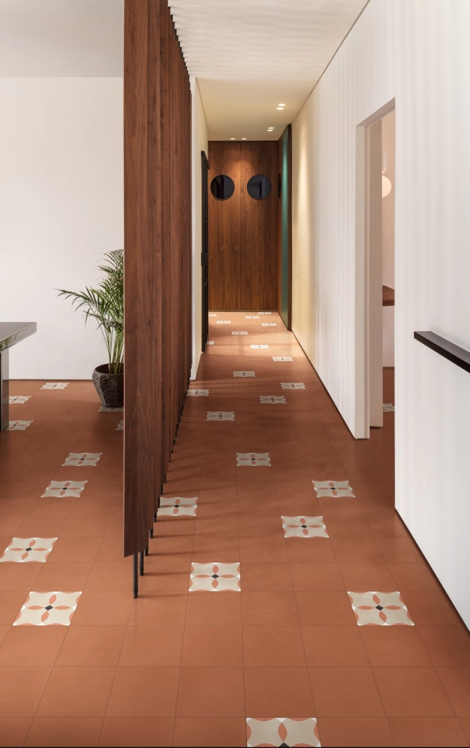 Płytki gresowe Marazzi D_segni Colore efekt kolor w eleganckim salonie z dużymi przeszkleniami