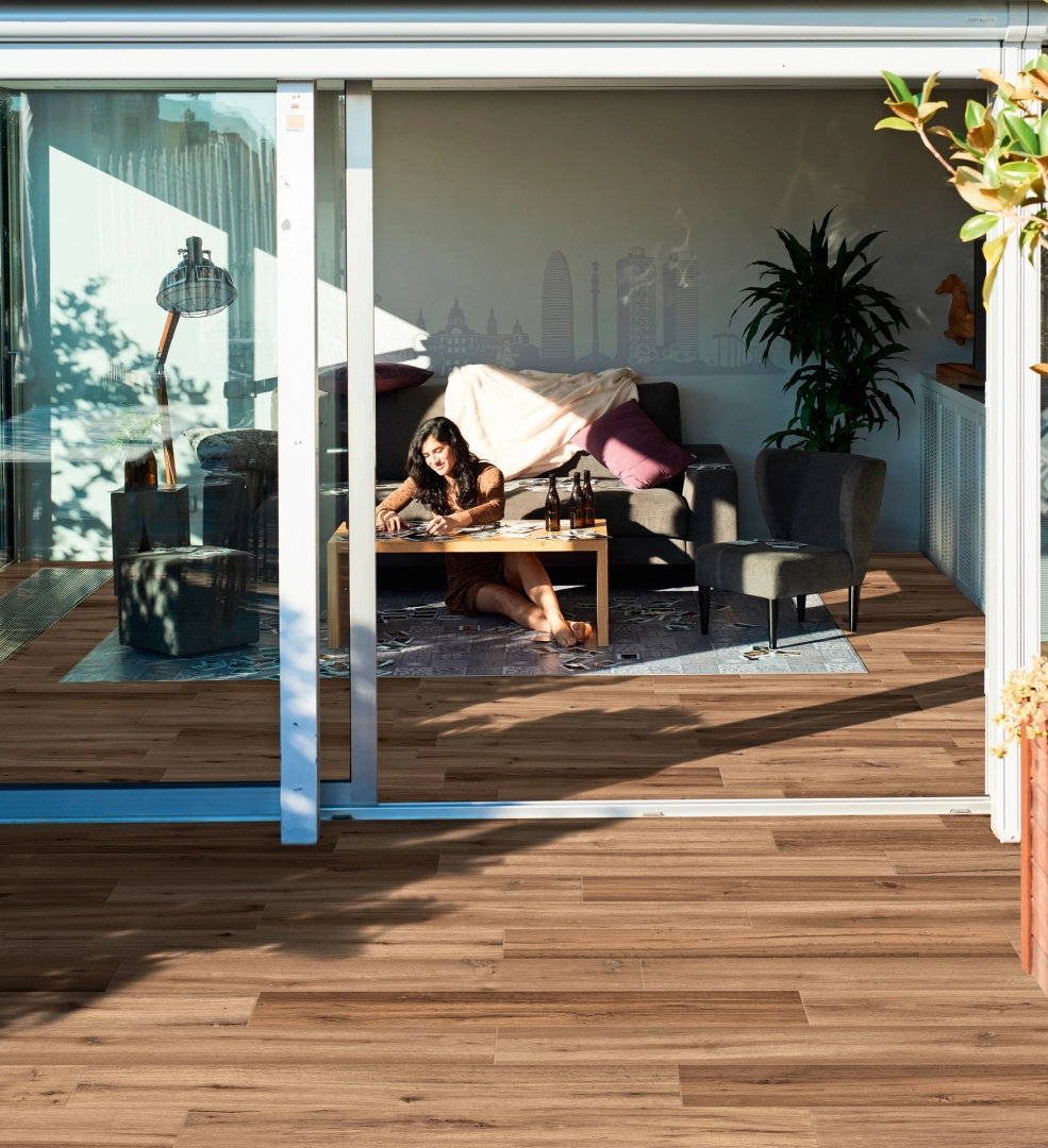 Płytki Marazzi Treverkheart efekt drewno w nowoczesnej aranżacji salonu