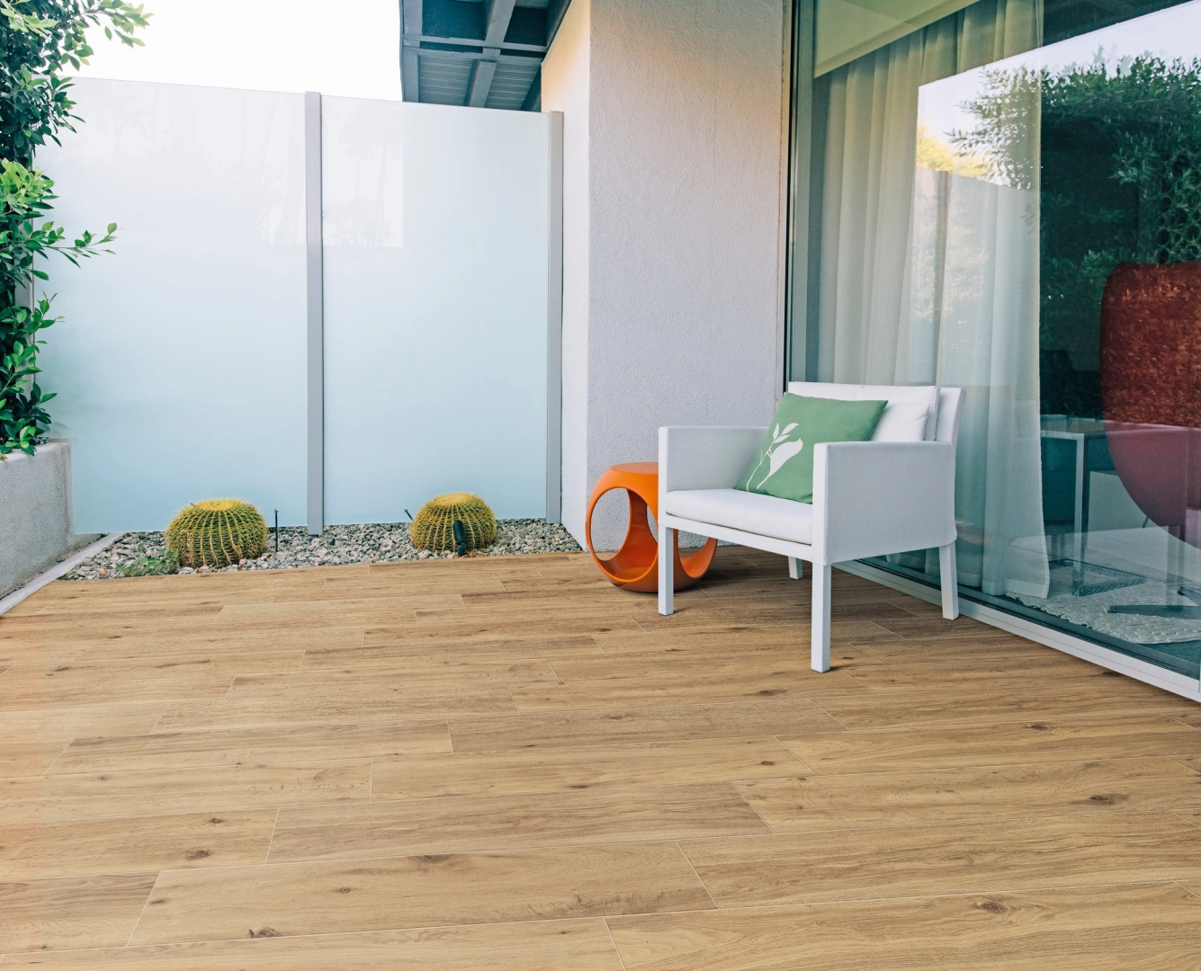 Marazzi Treverkview – gres imitujący drewno w jasnym, przestronnym salonie
