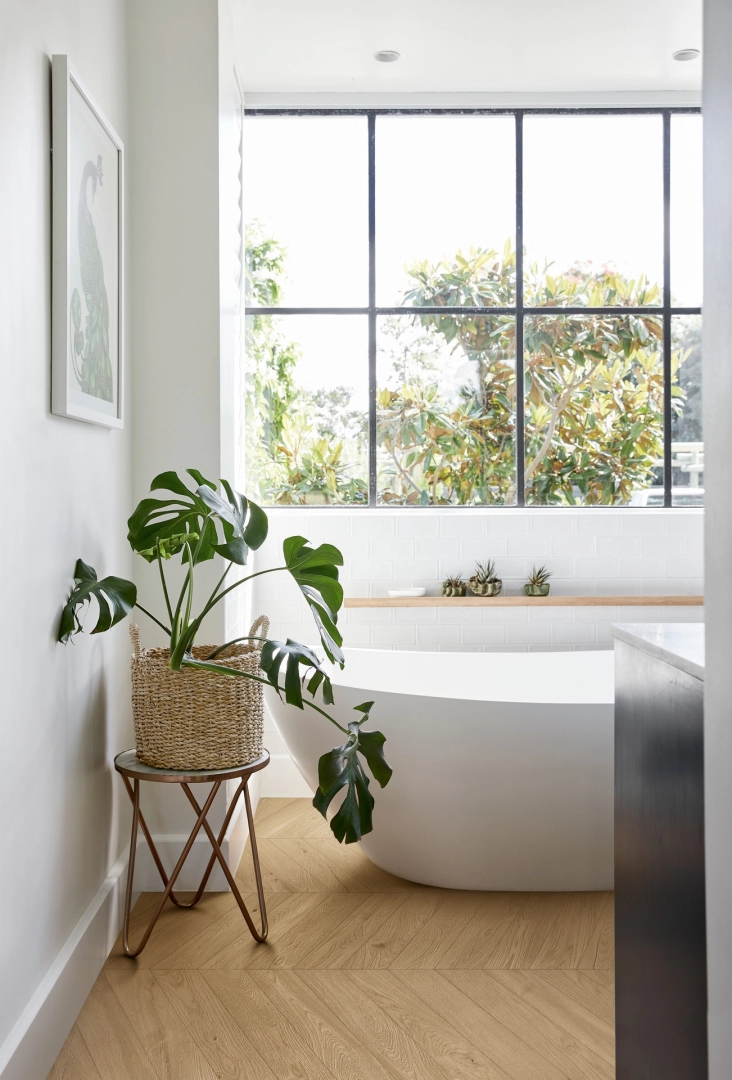 Marazzi Vero gres o efekcie drewna w eleganckim wnętrzu z kominkiem
