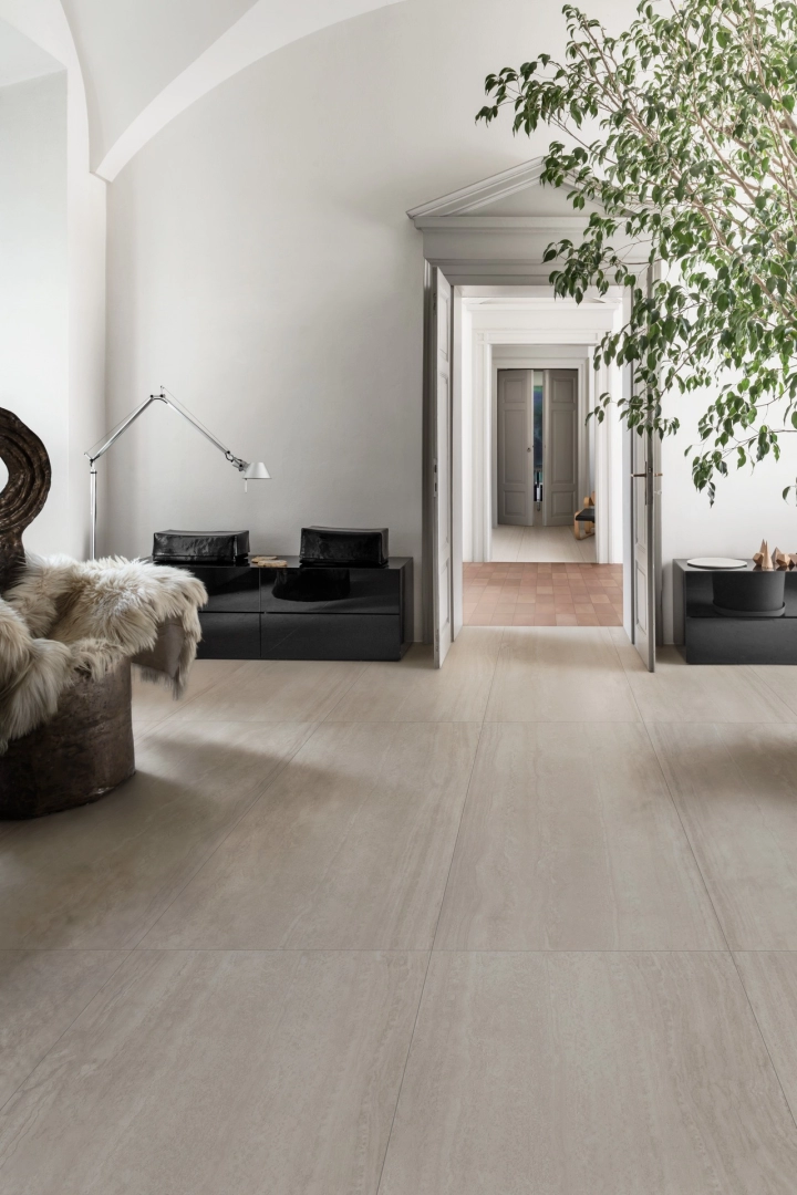 Płytki Marazzi Mystone Travertino efekt kamień naturalny w salonie z otwartą kuchnią