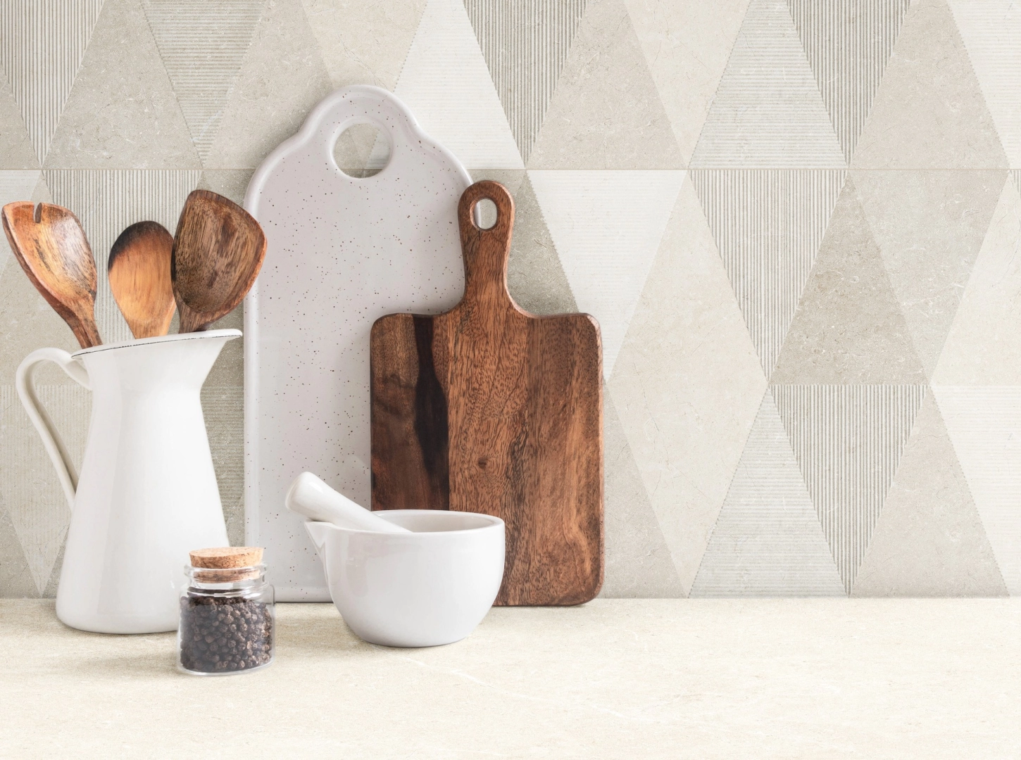 Płytki gresowe Marazzi Limestone Wall efekt beton w eleganckim salonie z dużymi przeszkleniami